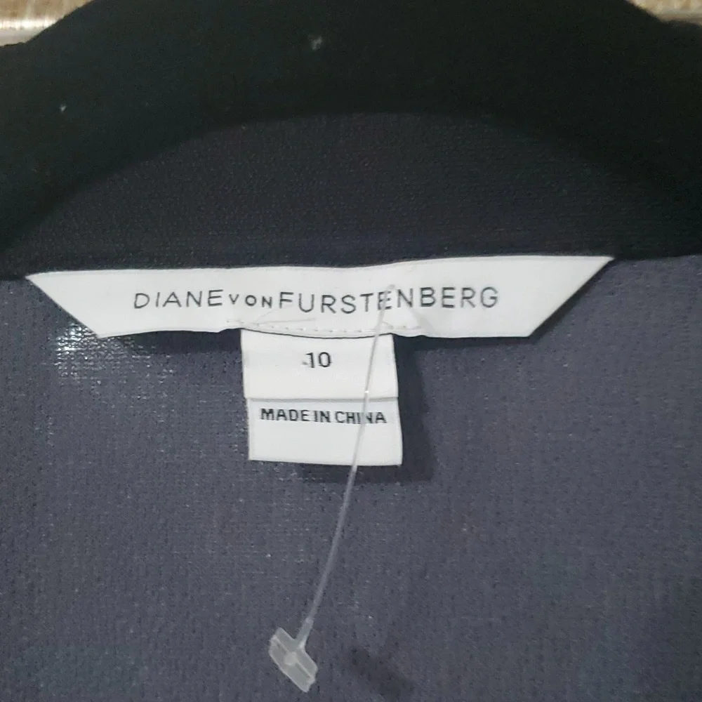 Classic Diane von Furstenburg Wrap Dress - Picture 2 of 3